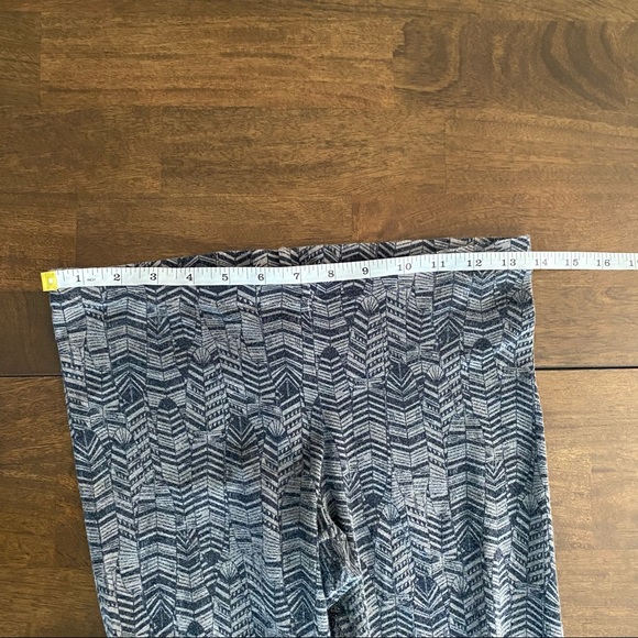 Printed Leggings Gray and Black - Picture 7 of 9